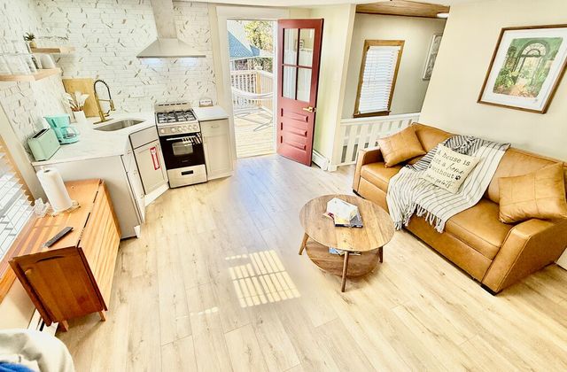 Red Fox Suites – The Arctic Fox Suite - photo 3