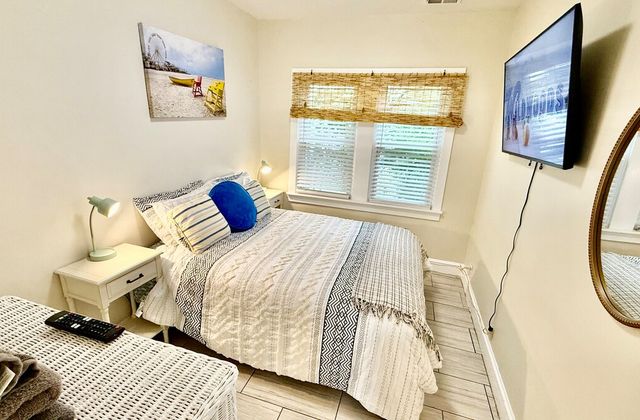 The Shoreline Apartments | Sunset Apt 4 - photo 9
