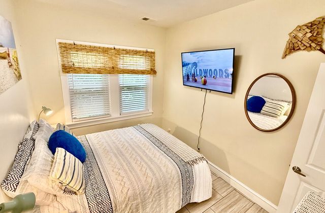 The Shoreline Apartments | Sunset Apt 4 - photo 8